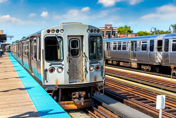 Train subway in Chicago in a sunny day, Illinois, USA - Zdjęcie, obraz