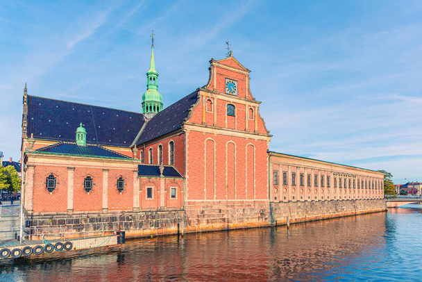Die Holmen-Kirche ist eine Pfarrkirche am Holmens-Kanal im Zentrum von Kopenhagen in Dänemark - Foto, Bild