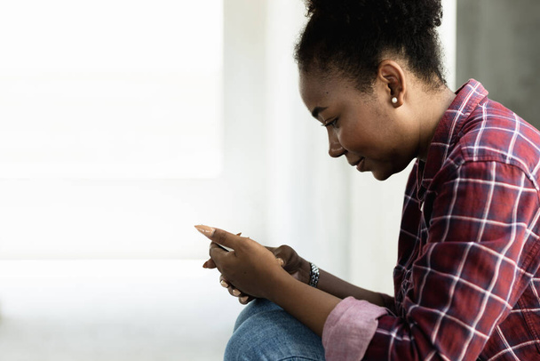 Glückliche Frau Millennial Teenager checkt soziale Medien, hält Smartphone zu Hause lächelnd in der Hand, Lateinamerikanerin mit Handy, App, Spielen, Online-Shopping, Bestellung, Lieferung, Relaxen auf der Couch. - Foto, Bild