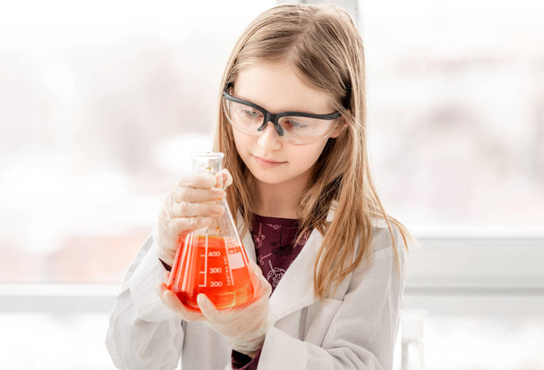 Girl on chemistry lesson - Foto, imagen