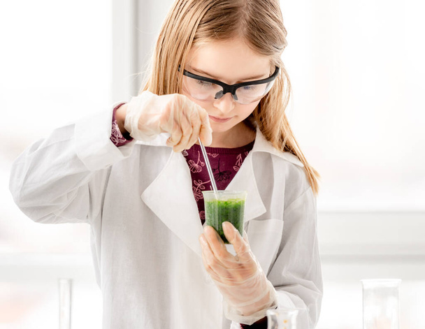 Girl on chemistry lesson - Foto, Bild