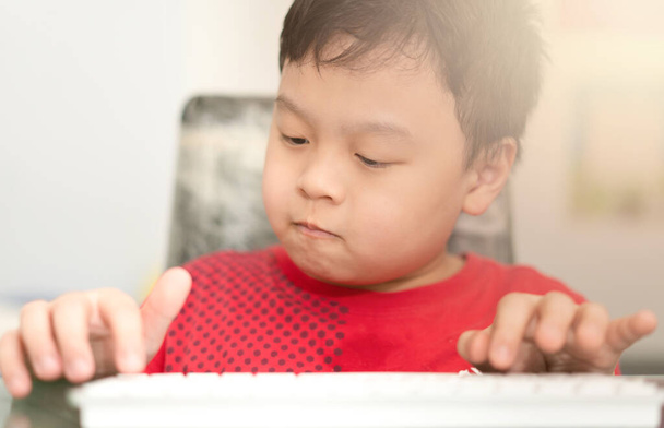 criança está digitando teclado computador para a internet tecnologia de educação e aprendizagem - Foto, Imagem