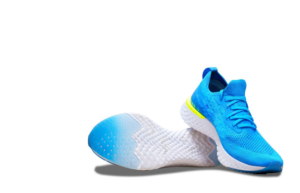 синие спортивные или беговые ботинки для бегуна с отражением на изолированном фоне размытия
 - Фото, изображение