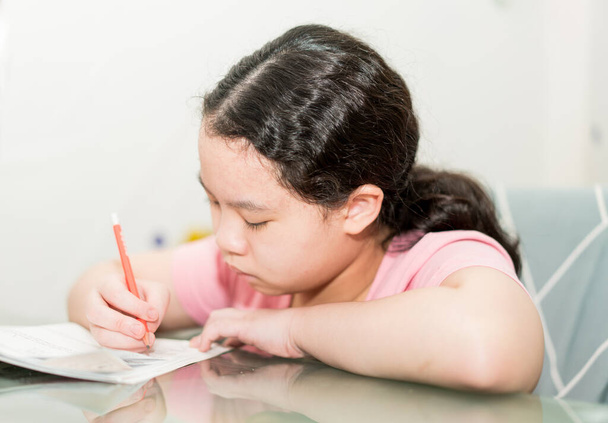 παιδί νεαρό κορίτσι που γράφει μόνο στο βιβλίο - Φωτογραφία, εικόνα