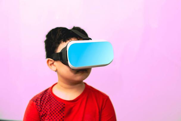 niño niño uso vr realidad de vídeo para entrar en el ciberespacio conexión a Internet metaverse - Foto, imagen