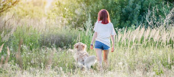 Teen girl with golden retriever dog - Zdjęcie, obraz