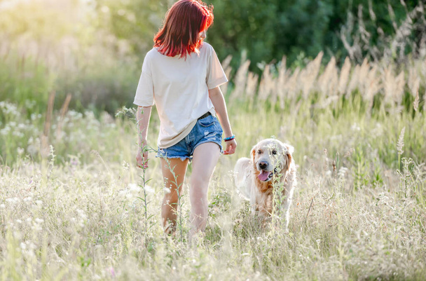 Teen girl with golden retriever dog - Foto, afbeelding