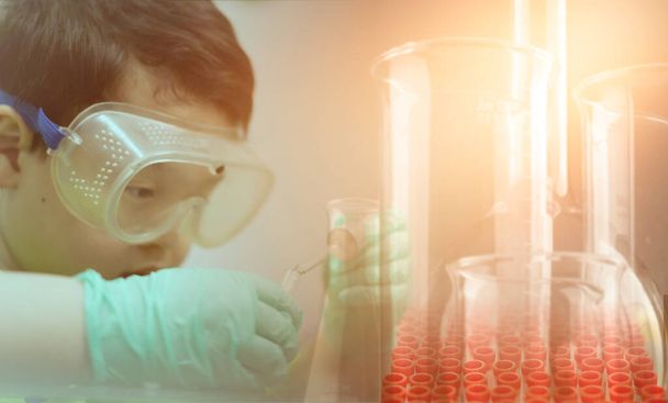 uso infantil cuentagotas en tubo para la educación en el aprendizaje de laboratorio y la investigación con diversión en la tecnología química y la biología como científico - Foto, imagen