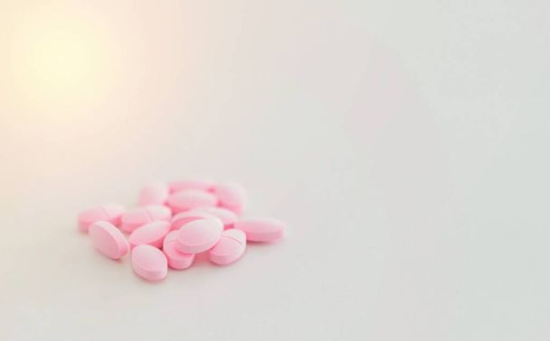 vaaleanpunainen pillereitä lääketieteelliseen hoitoon eristetty valkoinen - Valokuva, kuva