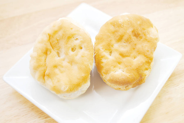 Zwei frisch gebackene Kekse auf weißem Teller - Foto, Bild