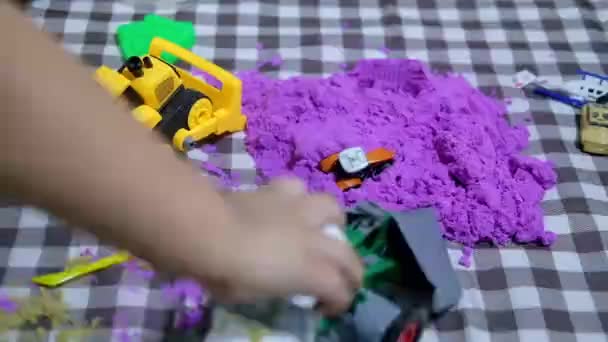 Çocuk kinetik kum ve araba oyuncakları oynuyor, çocuklar için yaratıcı oyun. - Video, Çekim