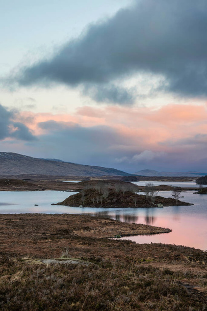 Bela imagem de paisagem colorida do nascer do sol de inverno através de Rannoch Moor em Highlands escoceses - Foto, Imagem