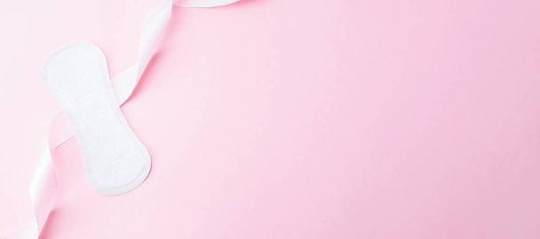 Almohadillas menstruales de higiene femenina. Servilleta de menstruación para la higiene de la mujer sobre fondo rosa. Menstruación período femenino. Menstruación, días críticos, cero residuos, eco, banner de ecología - Foto, imagen