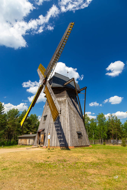 Holländische Windmühle aus Brusy im Freilichtmuseum des Kaschubischen Ethnographischen Parks. Wdzydze Kiszewskie, Polen. - Foto, Bild