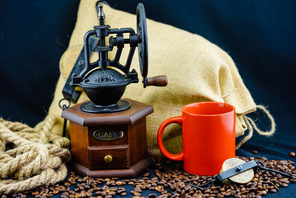 Tuoreet paahdetut ruskeat kahvipavut
 - Valokuva, kuva