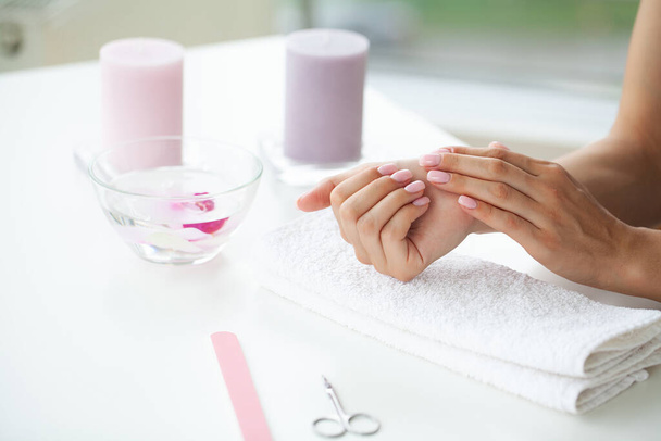 Mulher feliz fazendo manicure quando descansando em casa - Foto, Imagem