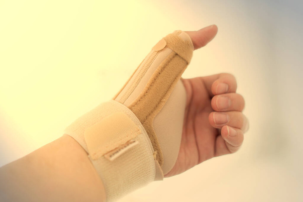 wrist and thumb of hnad splint  with wrist support for de quervain tenosynovitis and carpal tunnel syndrome - Foto, Imagen