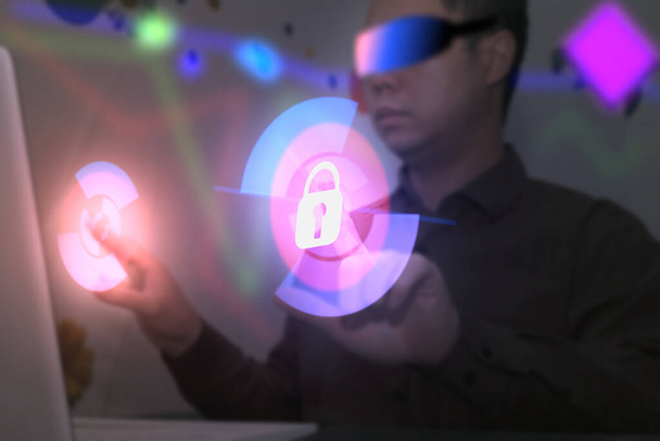 Man us VR lunettes pour connexion en ligne metaverse à la maison pour le travail dans le concept futuriste de protection de piratage d'écran de sécurité - Photo, image