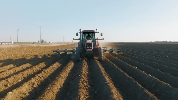 種子を播種する前に土壌を緩め農業機械の空中ビュー - 映像、動画