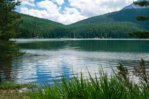 Ледниковое Черное озеро, с Мед Пик. Озеро является туристической достопримечательностью национального парка Дурмитор. Прогулочные круги вокруг озера, и это популярное место для отдыха и походов. Черногория - Фото, изображение
