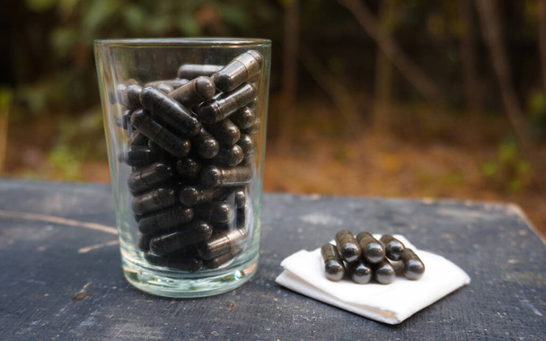(habbatussauda) de cumin noir en capsules. suppléments corporels. - Photo, image