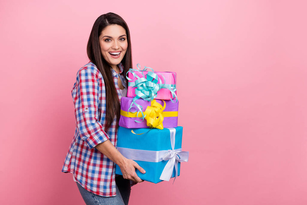 Profile portrait of positive shocked lady hold giftbox look camera isolated on pink color background - Foto, immagini