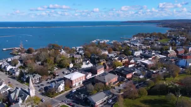 Plymouth Bay and Plymouth Village Historic District luchtfoto, met inbegrip van antieke schip Mayflower, in het centrum van Plymouth, Massachusetts MA, Verenigde Staten.  - Video