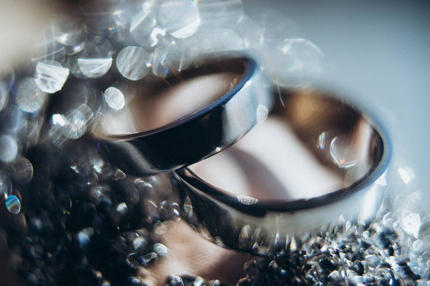 свадебные кольца с драгоценными камнями крупным планом - Фото, изображение