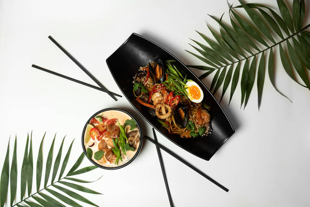 Teriyaki, comida asiática, platos chinos, teriyaki en plato negro, microverde - Foto, Imagen