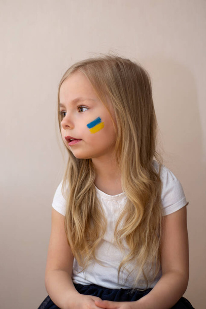 ウクライナの国旗と平和の心の写真を持つ小さなウクライナの女性 - 写真・画像