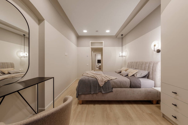パステルカラーのモダンな寝室のインテリア。トレンディミニマルなインテリアコンセプト - 写真・画像