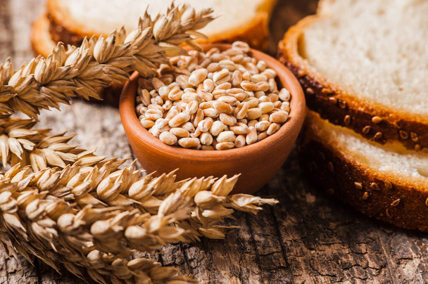 fresh wheat grains and flour.Ear of wheat bread - Foto, afbeelding