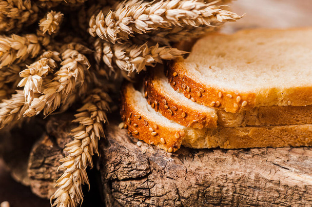 fresh wheat grains and flour.Slices of bread - Foto, afbeelding