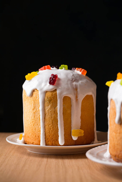 キャンディフルーツとゼリーの卵で飾られたイースターケーキ、クローズアップ - 写真・画像