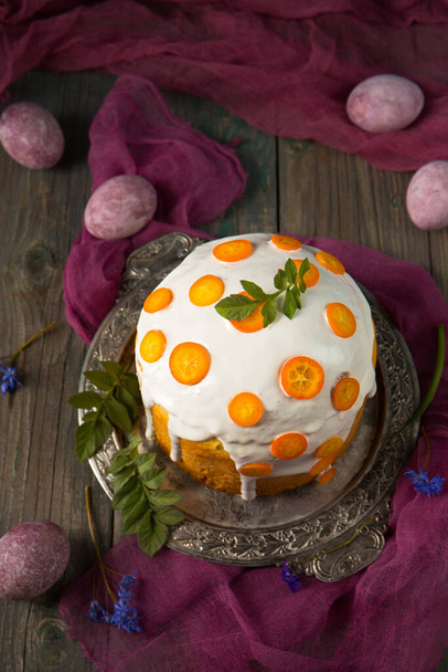 Velikonoční zátiší s velikonočním dortem a fialovými vejci - Fotografie, Obrázek