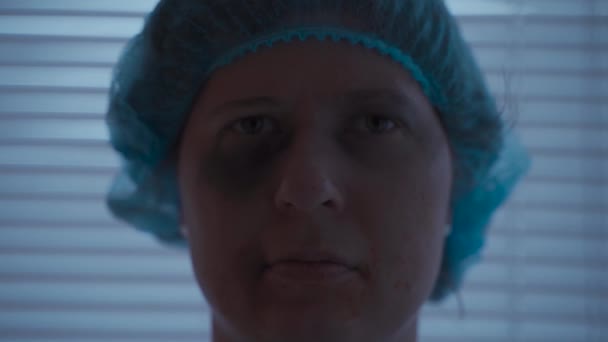 Έννοια των συναισθημάτων. Νοσοκομειακό πλάνο τραυματισμένης γυναίκας που κοιτάζει κάμερα με δόντια και τραύματα στο πρόσωπο μετά από αυτοκινητιστικό ατύχημα - Πλάνα, βίντεο
