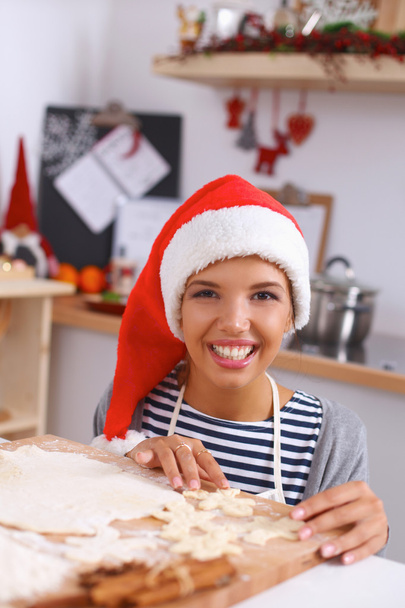 Woman making christmas cookies in the kitchen - Foto, Imagen