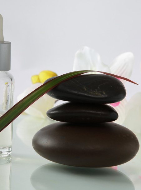 Bottles of essential oil and set  stones - Zdjęcie, obraz