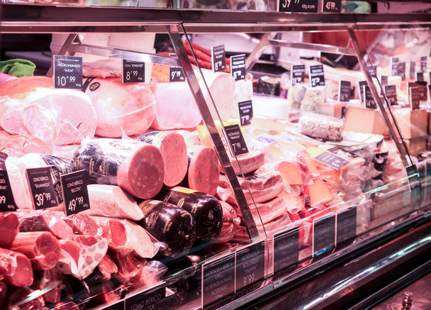 Alicante, Spanje- 28 maart 2022: Worst- en Vleeskraampjes op de Centrale Markt van Alicante - Foto, afbeelding