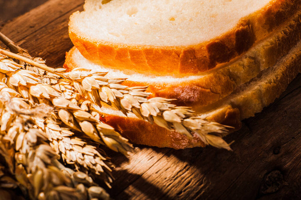 Fresh bread sliced on a wooden board, bread crust, delicious, close-up - Foto, afbeelding
