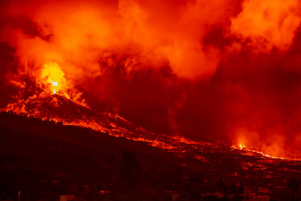 Ausbrechender Vulkan, cumbre vieja, la Palma. Vulkanausbruch bei Nacht im Dezember. Polizeiabsperrung, Aussichtspunkt Mirador de Tajuya. - Foto, Bild