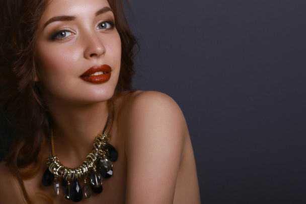 Portrait of young beautiful woman with jewelry - Valokuva, kuva