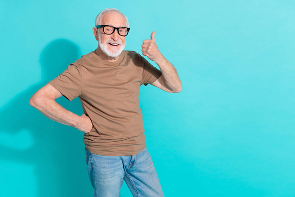 Portrait of attractive cheerful grey-haired man showing thumbup ad agree isolated over bright blue color background - Foto, Bild