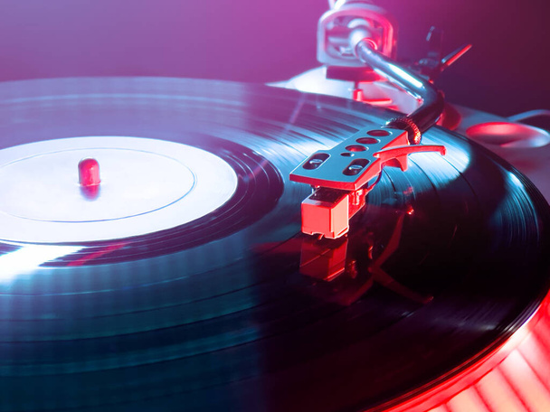 Plattenspieler-DJ mit rotem und blauem Licht im Club - Foto, Bild