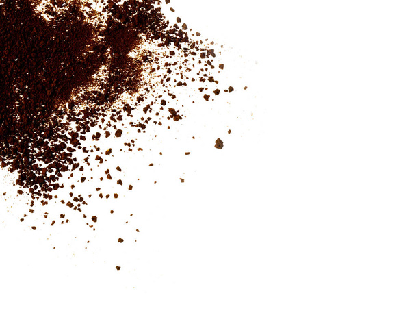 Káva nebo čokoládový prášek složka praskla izolované na bílém pozadí - Fotografie, Obrázek