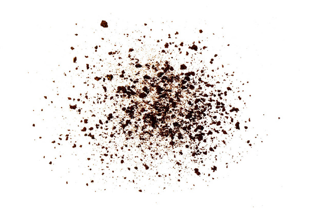 Café ou chocolat en poudre ingrédient éclaté isolé sur fond blanc - Photo, image