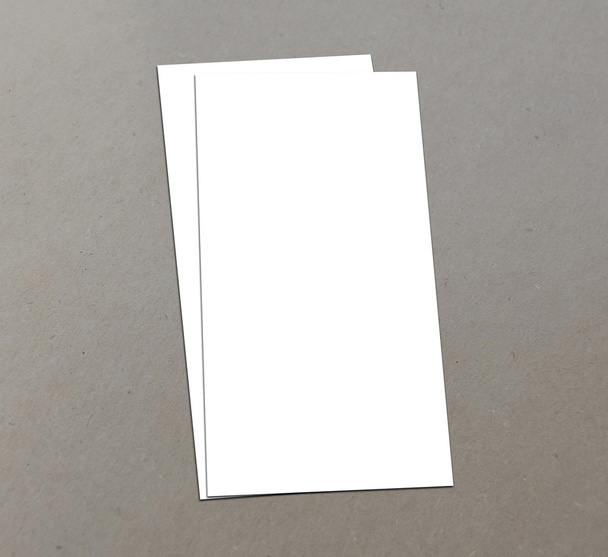 Tyhjä valkoinen paperi (4 "x 8") lehtinen lattialla
 - Valokuva, kuva