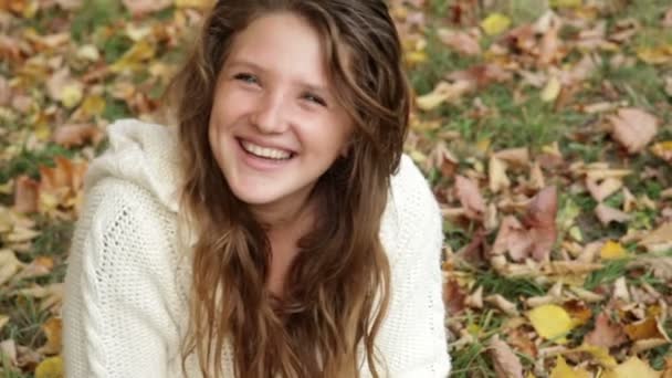 ευτυχισμένος χαμογελαστό κορίτσι σε πάρκο του φθινοπώρου - Πλάνα, βίντεο