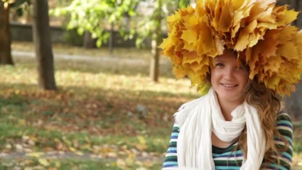 Χαρούμενα γυναίκα χαλάρωσης στην όμορφη φθινοπωρινή μέρα - Πλάνα, βίντεο