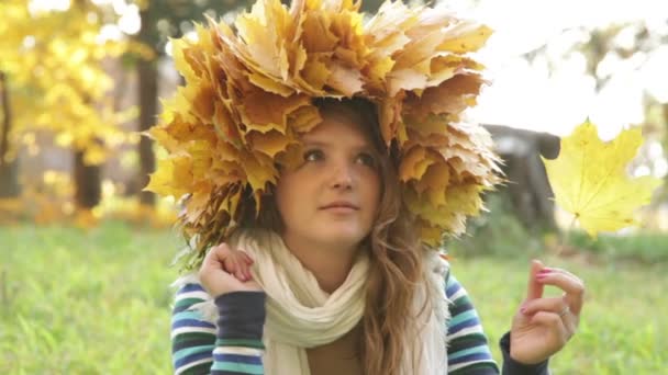 Wesoły kobieta relaksując się w piękny jesienny dzień - Materiał filmowy, wideo